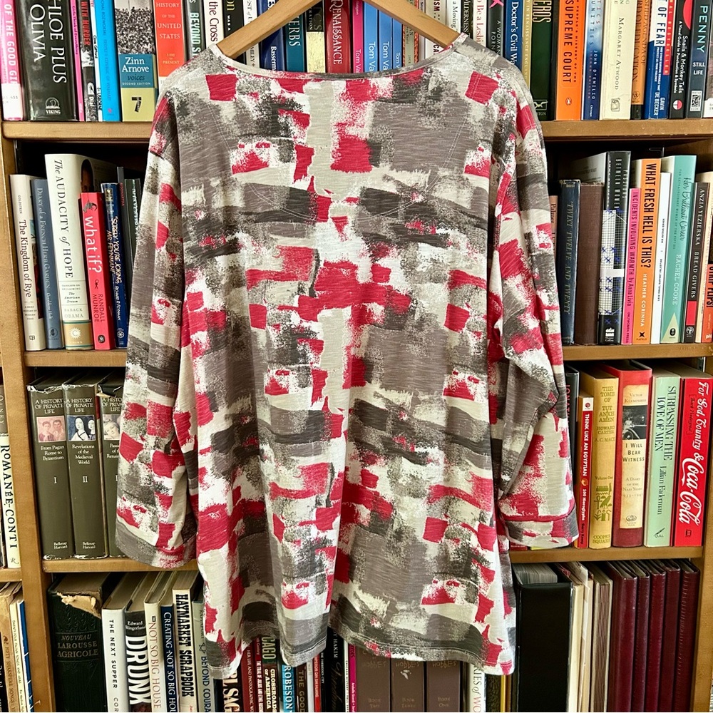 Multiples Red Gray Beige Abstract 3/4 Sleeves Top, size 2x - Picture 6 of 6